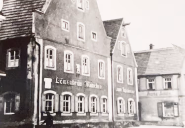 Der Grundstein wird gelegt